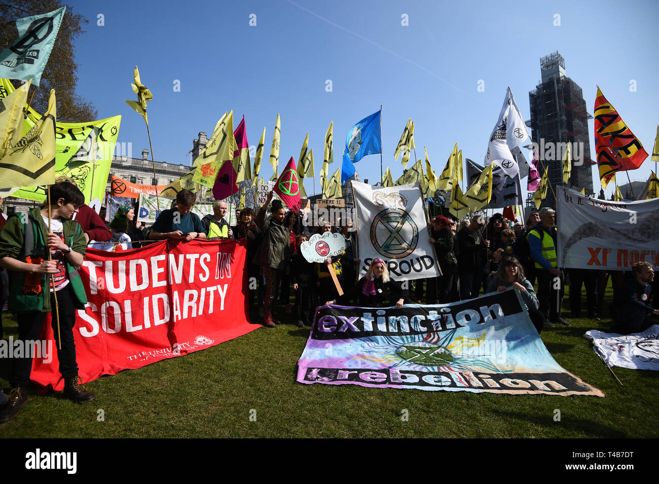 Les manifestants pendant une manifestation de rébellion d'extinction au Parlement Square à Londres. Banque D'Images