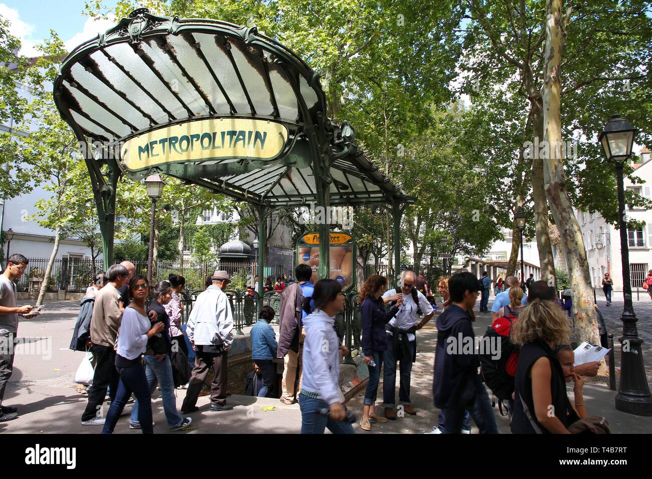 PARIS - le 22 juillet : Les gens entrent dans la station de métro de Paris le 22 juillet 2011 à Paris, France. Métro de Paris est le 2ème plus grand système de métro dans le monde entier par nu Banque D'Images