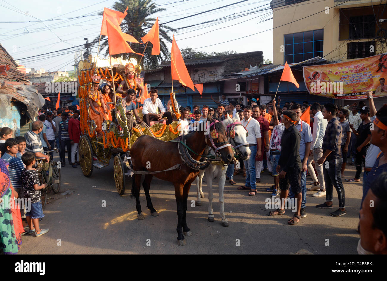 Kolkata, Inde. 14 avr, 2019. Hindous au Seigneur Ram, Laxman, Sita et Hanuman atours prendre part à la procession religieuse à l'occasion de Ram Navami Festival. Credit : Saikat Paul/Pacific Press/Alamy Live News Banque D'Images