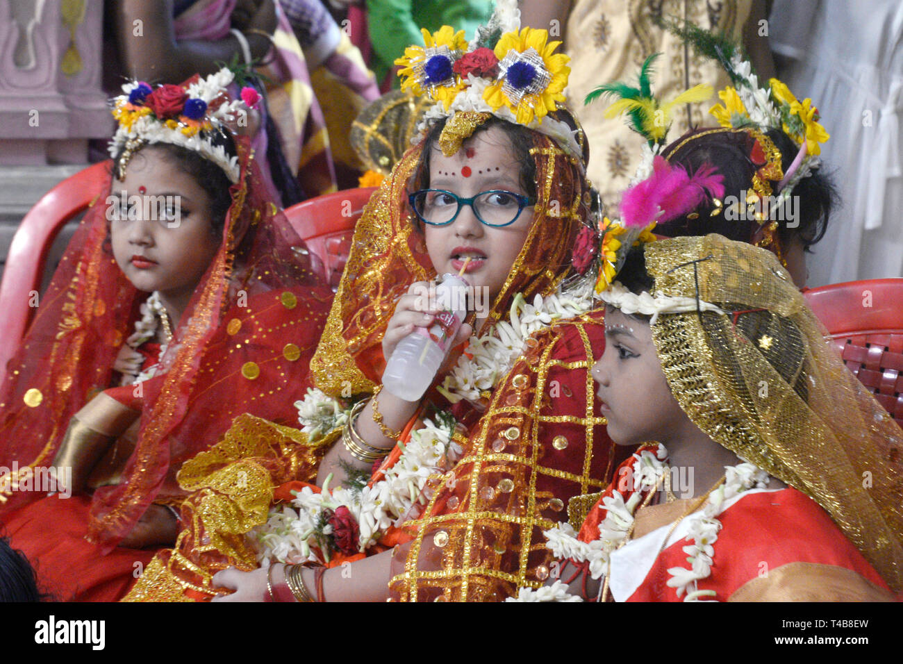 Kolkata, Inde. 14 avr, 2019. Fille hindoue Boissons Boissons froides au cours de la Kumari Puja à l'occasion de Basanti Puja ou Annapurna Puja. Il y a 2000 Kumari ou jeunes filles prépubères été adoré à Dakshinewar Adyapeath Ramkrishna Sangha durant la puja Basanti Puja Annapurna ou à l'occasion de Ram Navami Festival. Credit : Saikat Paul/Pacific Press/Alamy Live News Banque D'Images