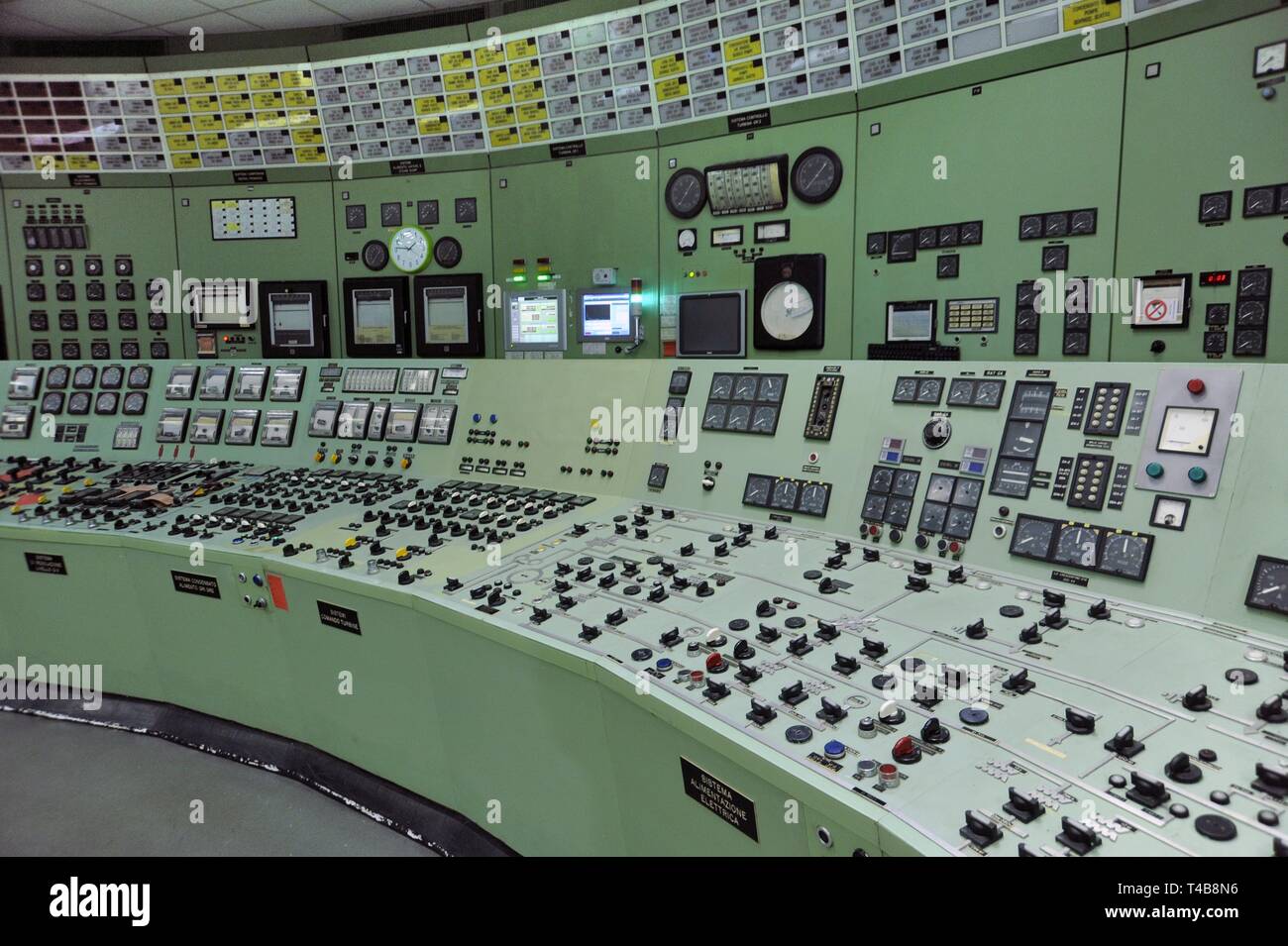 Trino Vercellese centrale nucléaire, dans le processus de désactivation par l'entreprise Sogin, responsable de la désaffectation des centrales nucléaires italiennes après les référendums populaires de 1987 et 2011. La salle de contrôle Banque D'Images