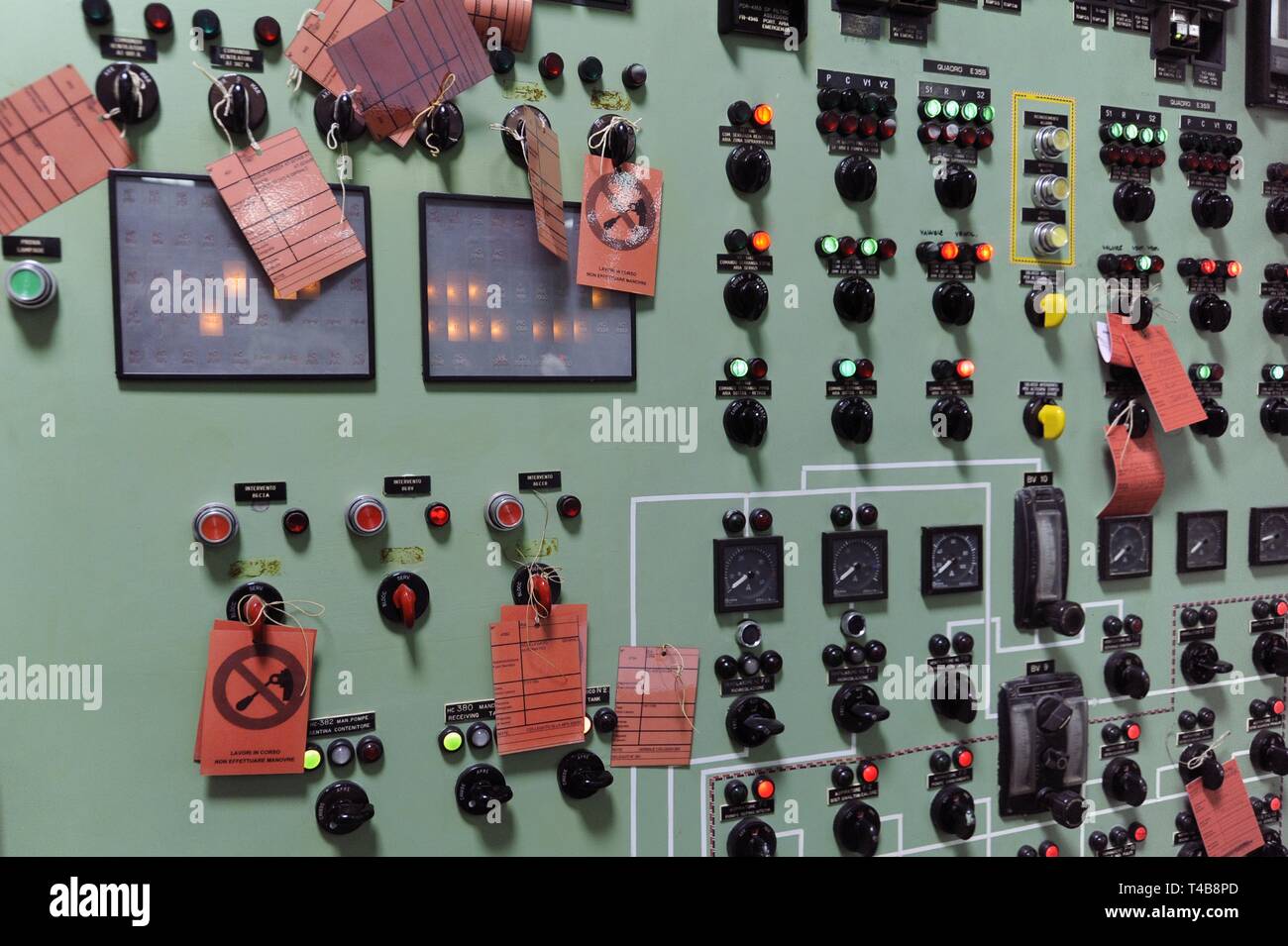 Trino Vercellese centrale nucléaire, dans le processus de désactivation par l'entreprise Sogin, responsable de la désaffectation des centrales nucléaires italiennes après les référendums populaires de 1987 et 2011. La salle de contrôle Banque D'Images
