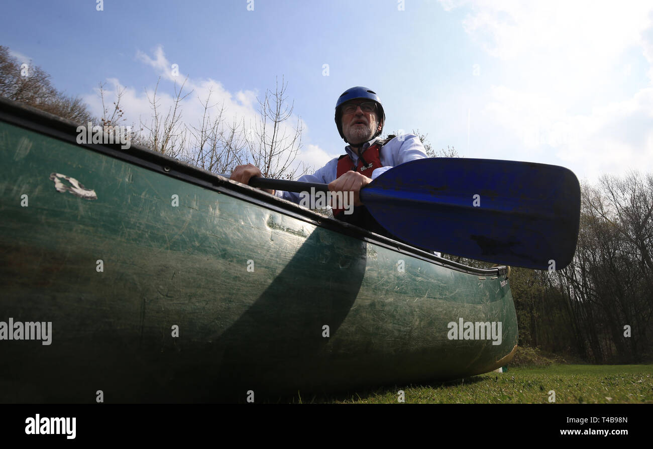 Jeremy Corbyn leader du parti dans un canot au cours d'une visite à Sunnyvale centre d'activités en plein air et de la pêche, un projet de réduction de la criminalité chez les jeunes de Calderdale. Banque D'Images