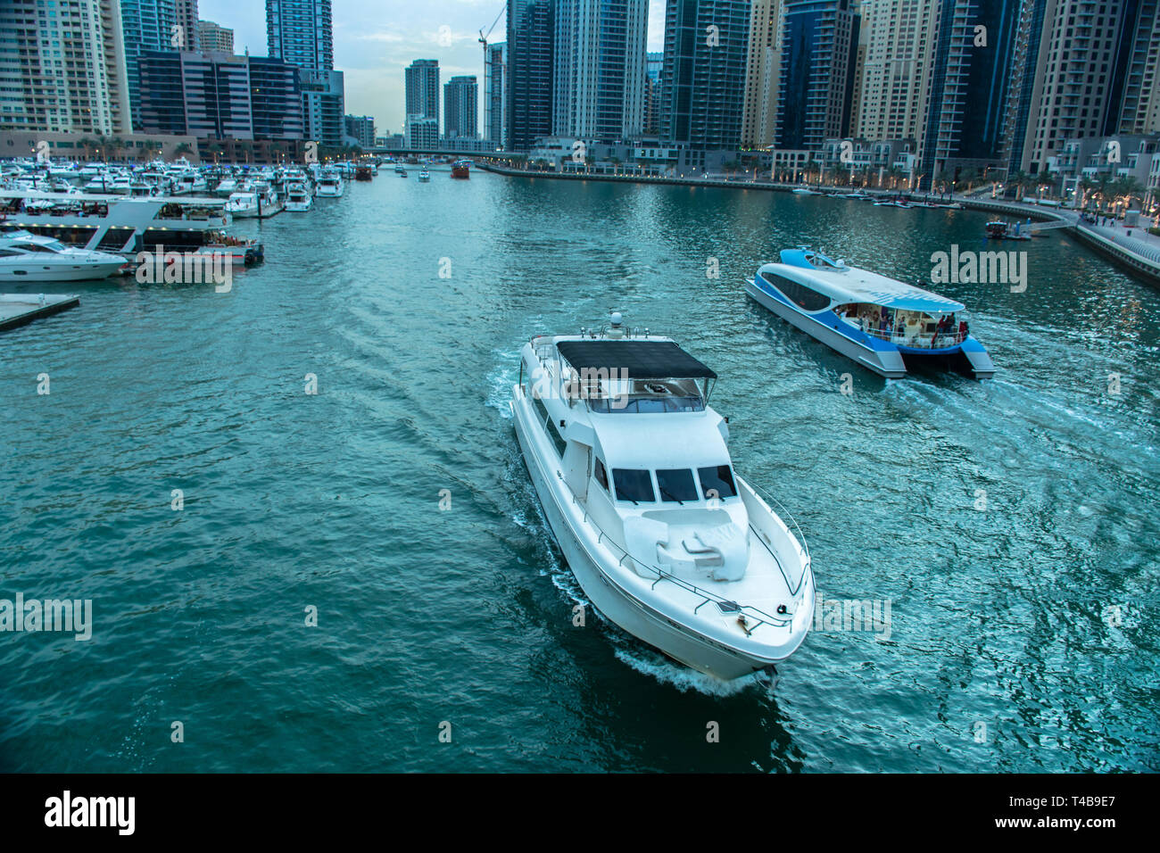 Art Dubaï et bateau bateau yacht ride à marina lac, meilleur endroit pour profiter de vacances en Amérique du Nord, les bâtiments d'architecture moderne Banque D'Images