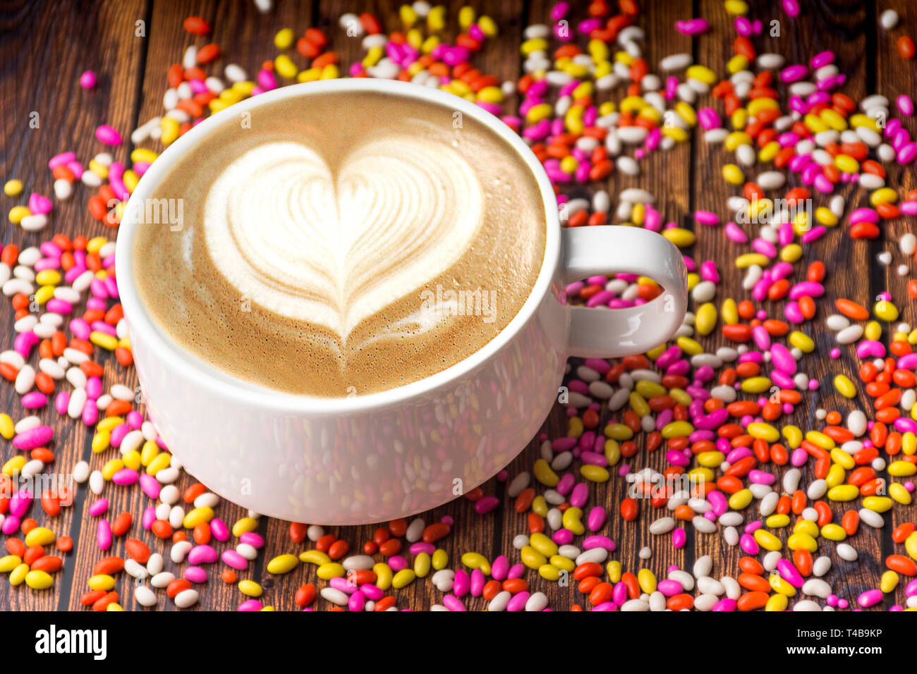 Tasse de café en forme de coeur sur une table en bois avec des bonbons sucrés thé frais et sain Banque D'Images
