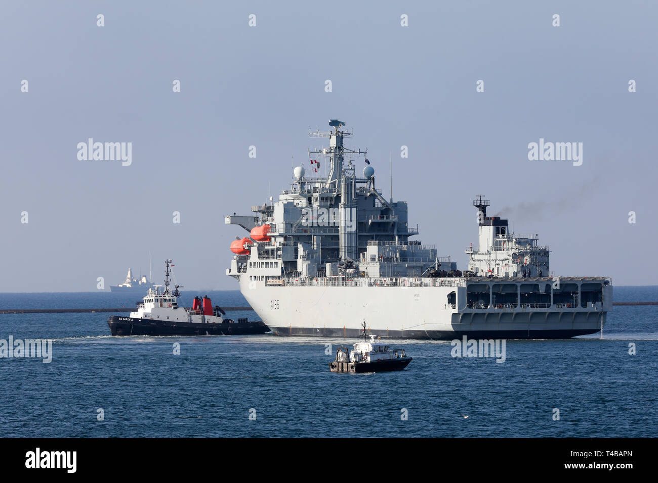 La formation de l'aviation britannique RFA navire ARGUS (A135) en cours dans la région de Plymouth avec Serco remorqueurs présents Banque D'Images