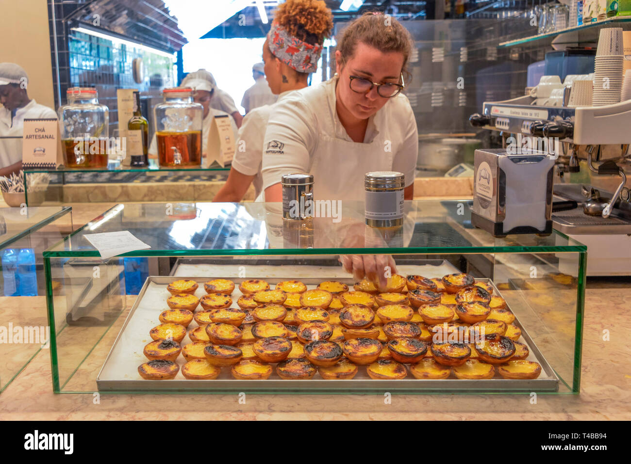 Baeckerei, Pasteis, Markthalle Mercado da Ribeira, Avenida 24 de Julho, Lisboa, Portugal Banque D'Images