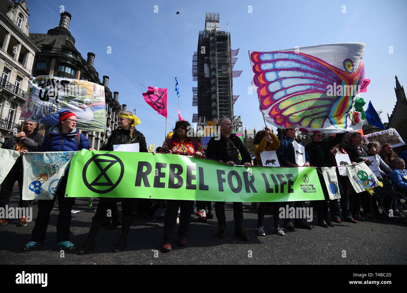 Les manifestants pendant une manifestation de rébellion d'extinction au Parlement Square à Londres. Banque D'Images