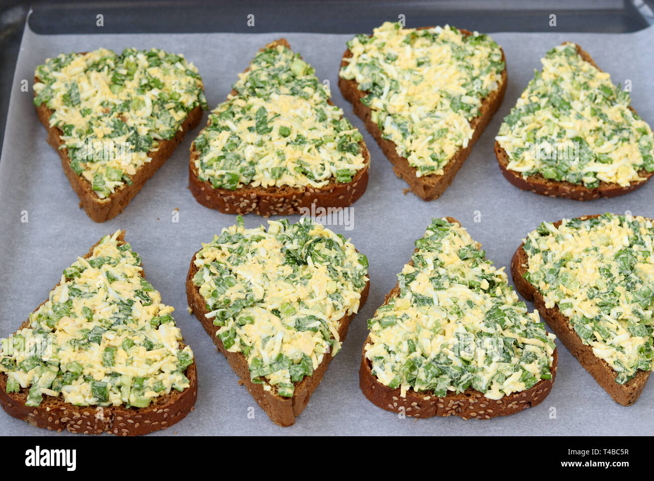 бутерброды с зеленым луком и яйцом. бутерброды с вареным яйцом и луком. бутерброд с сыром и зеленью. бутерброды с авокадо и творожным сыром. бутерброд с яйцом.