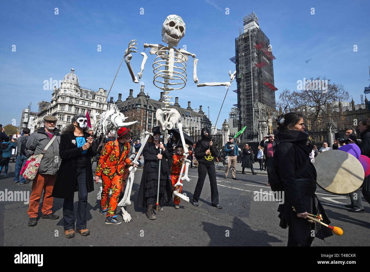 Les manifestants pendant une manifestation de rébellion d'extinction au Parlement Square à Londres. Banque D'Images