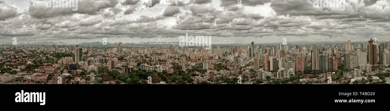 Paysage urbain panoramique des gratte-ciels modernes de Curitiba, capitale de l'État de Parana, Brésil. Banque D'Images