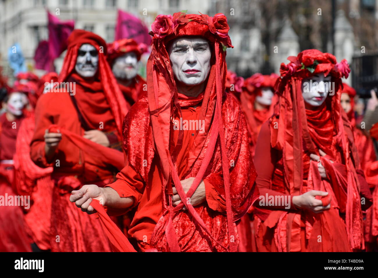 Les manifestants pendant une manifestation de rébellion d'extinction au Parlement Square à Londres. Banque D'Images