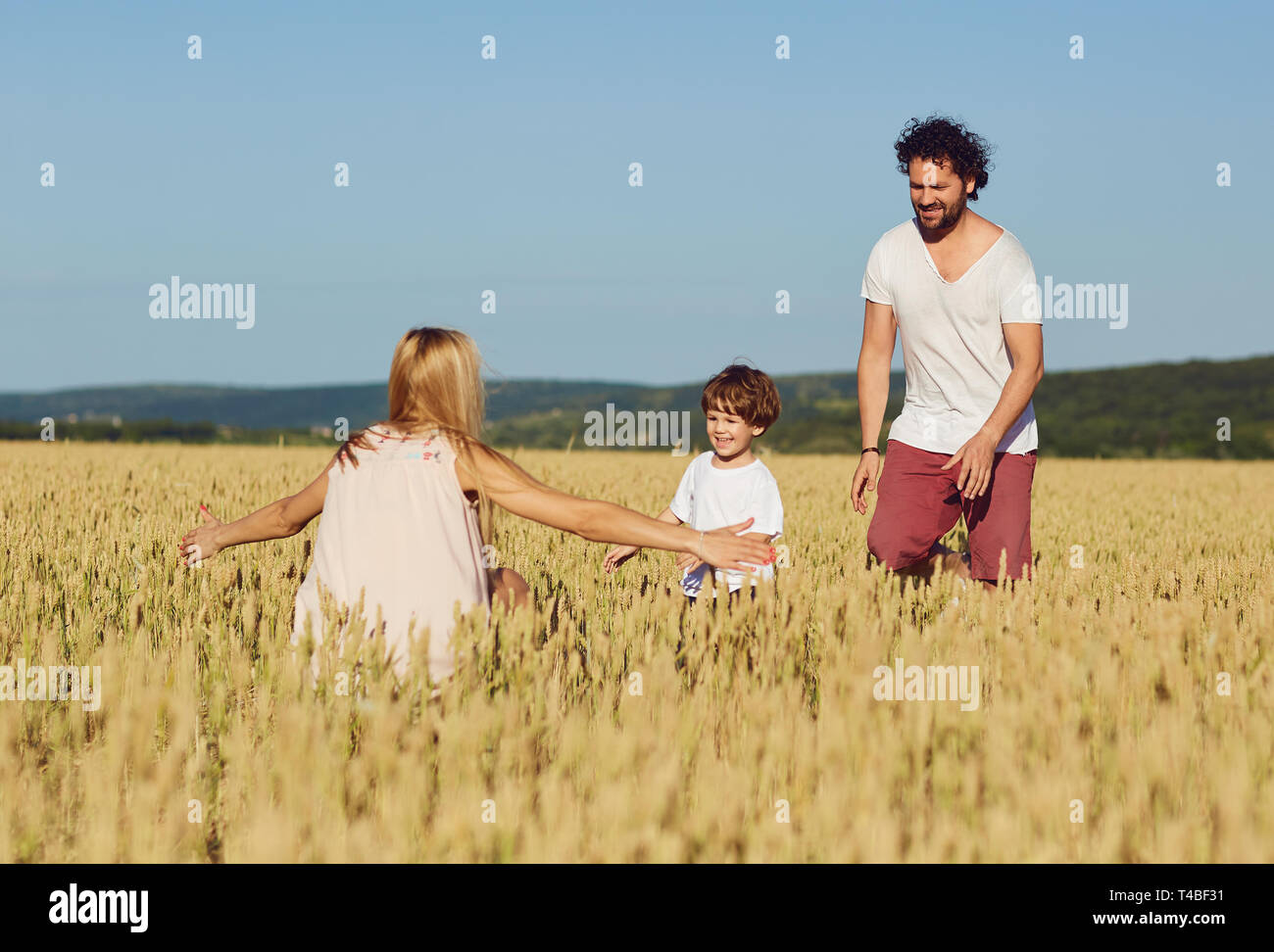 Happy Family having fun jouant dans le domaine . Banque D'Images