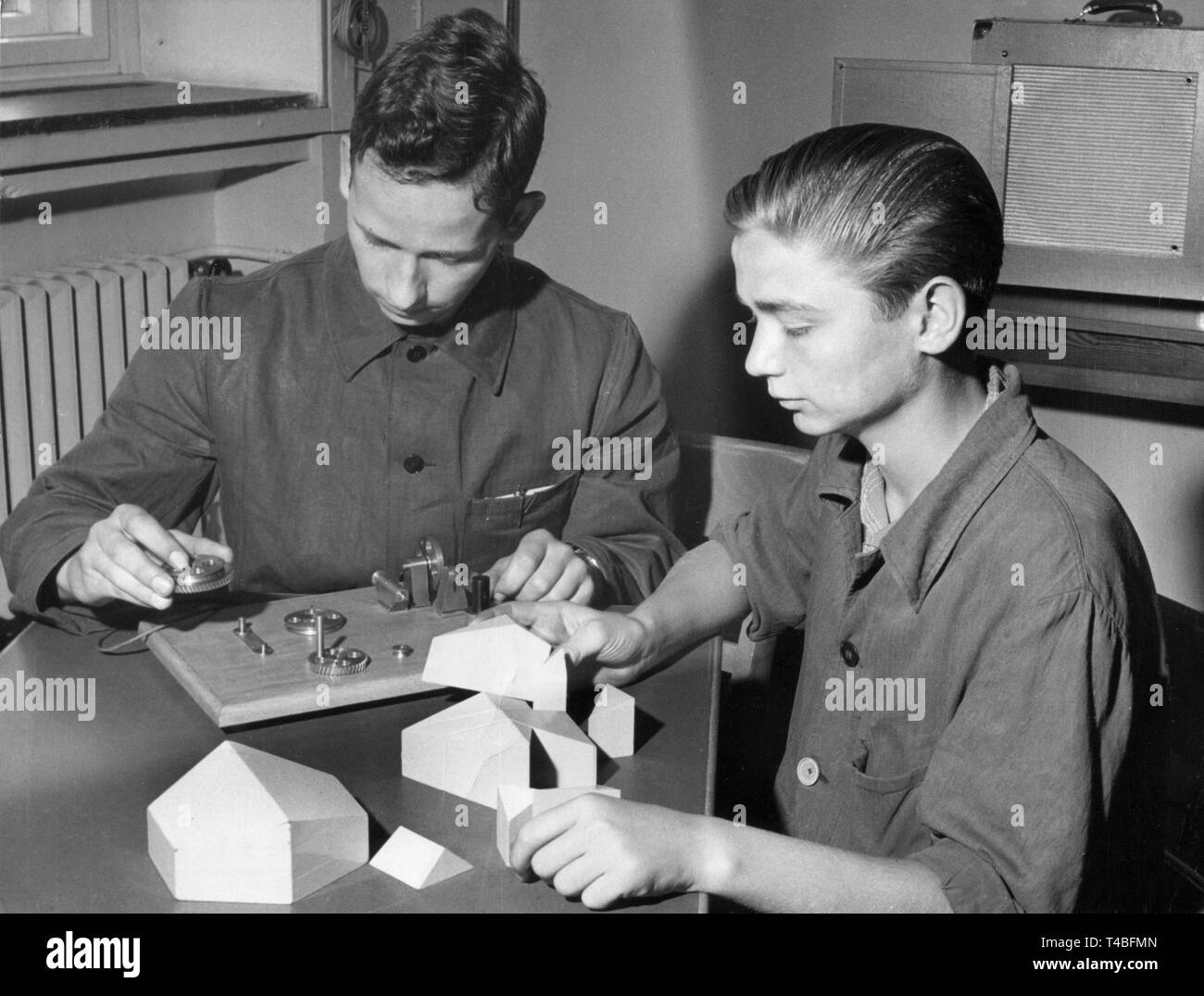 Les apprentis au 'Hammertest' dans l'AEG ateliers de formation à Berlin-Reinickendorf en 1959, où la société forme autour de 1 100 jeunes. Dans le monde d'utilisation | Banque D'Images