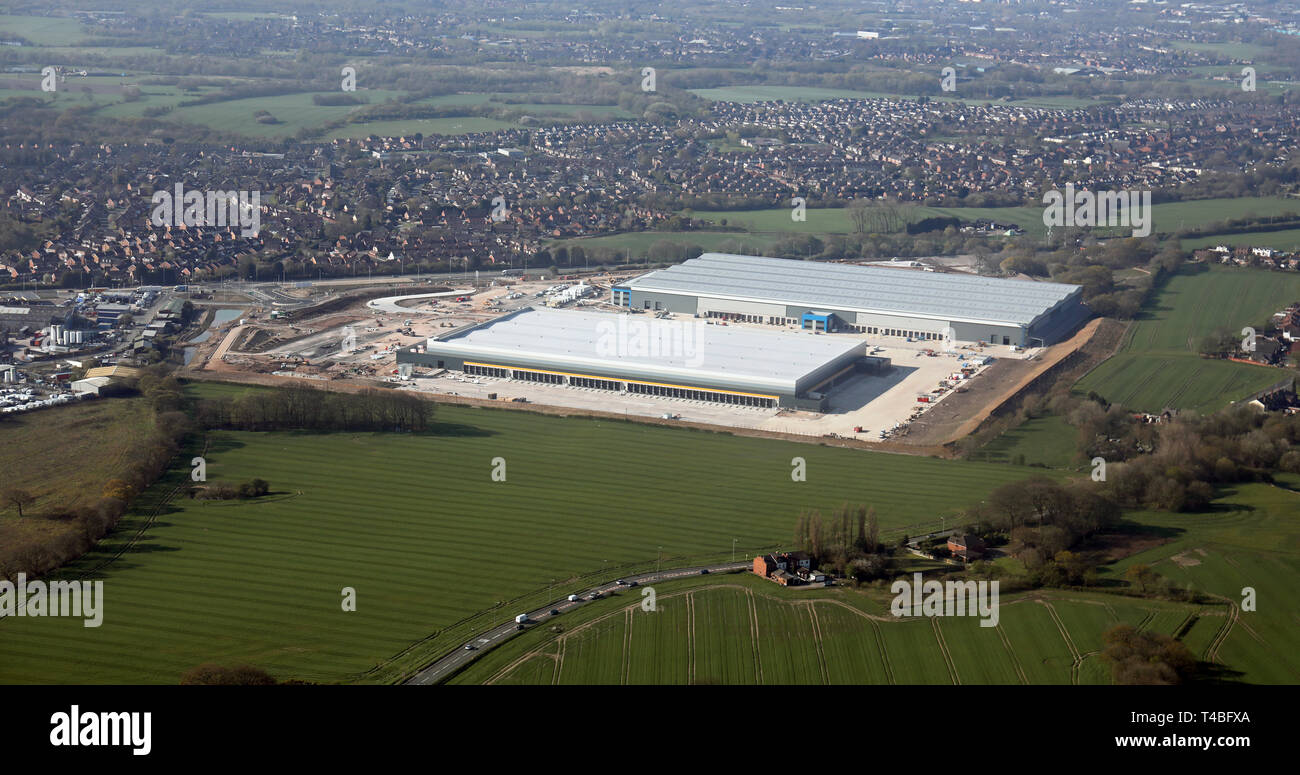 Vue aérienne de 2 nouvelles unités industrielles en cours de construction à côté de Haydock Lane Industrial Estate juste au nord de l'A580, au nord est de St Helens Banque D'Images