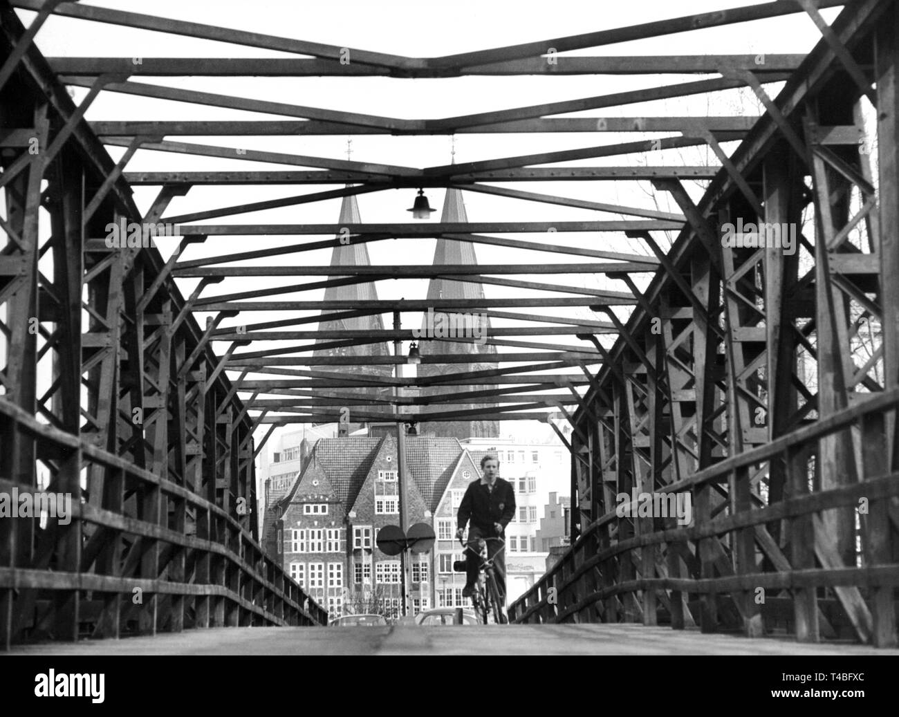 Vue panoramique sur le pont de noce, le plus vieux pont de la ville hanséatique de Brême, en direction de la cathédrale, sur la photo le 29 octobre 1969. Le pont a été démoli en 1972. Dans le monde d'utilisation | Banque D'Images