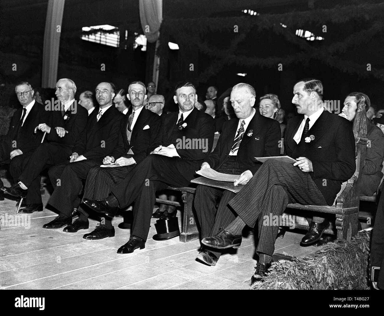 Le 01 septembre 1949 la 73e journée catholique allemande a été ouverte à Bochum. Droit Erbprinz Karl Friedrich zu Löwenstein, 3e à partir de la gauche le premier ministre Karl Arnold. Dans le monde d'utilisation | Banque D'Images