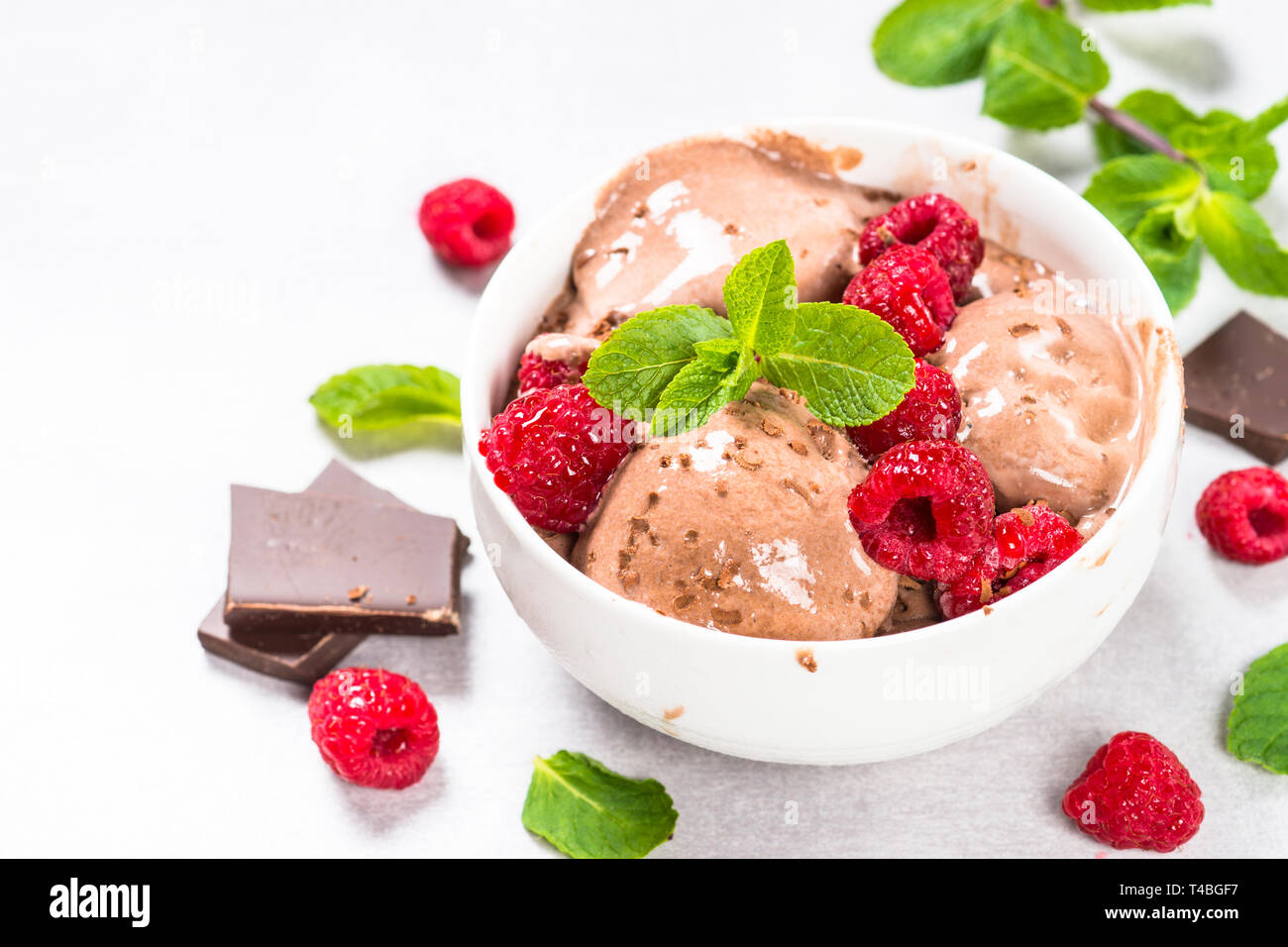 Glace au chocolat avec des framboises. Banque D'Images