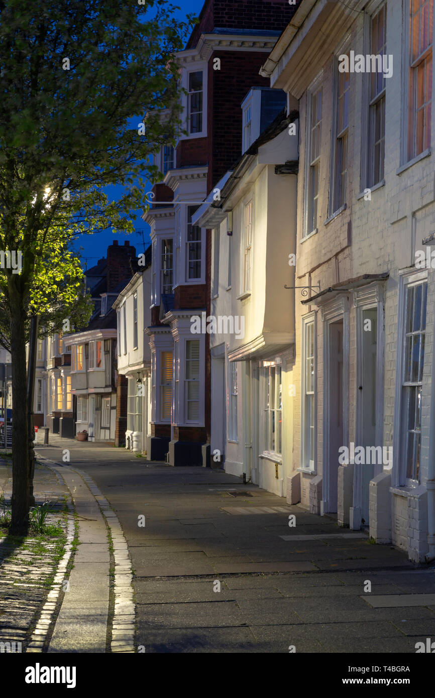 Pittoresques maisons médiévales à Abbey Street, Faversham, Kent, Royaume-Uni prises pendant l'heure bleue en début de soirée. Banque D'Images