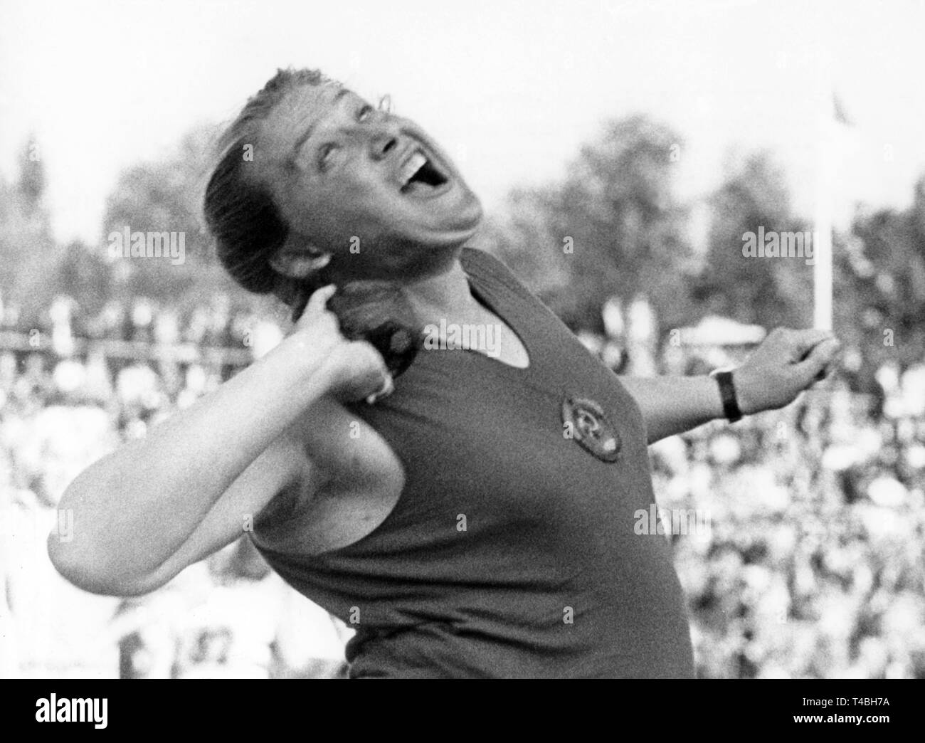 Tamara Press, de l'Union soviétique a établi un nouveau record mondial avec 18,59m à shot mettant le 19 septembre 1965. Dans le monde d'utilisation | Banque D'Images