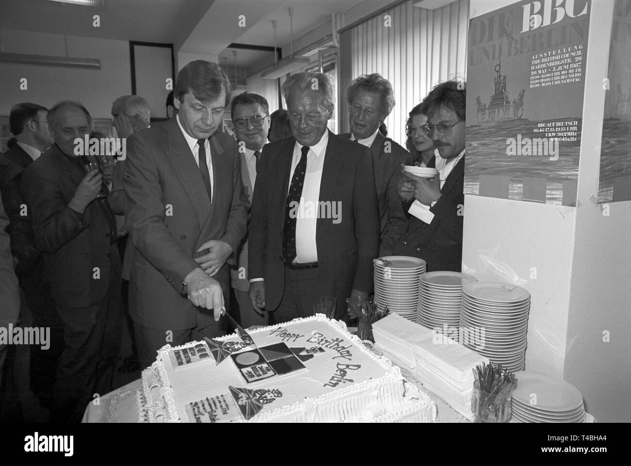 Maire de Berlin, Eberhard Diepgen (l, CDU) coupe le cake, dont la BBC a donné à Berlin à l'occasion de son 750e anniversaire, dans le British Centre à Berlin le 20 mai en 1987. Le droit à l'homme politique SPD Willy Brandt, qui a lui-même présidé à la ville en tant que maire pendant des années. Diepgen et Brandt avait visité l'exposition 'La BBC et Berlin' peu avant. La documentation offerte dans l'histoire des idées et des travaux de l'alémanique service du diffuseur britannique de la première émission de radio à l'année 1938. Dans le monde d'utilisation | Banque D'Images
