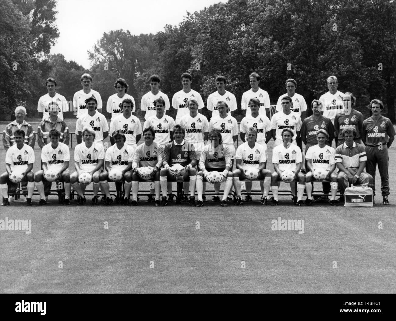 Avis de l'équipe pour la saison 1989/1990 de l'équipe de Bundesliga allemande 1. FC Köln (FC Cologne) à Cologne, le 4 juillet 1989. Sur la photo sont : (première rangée, L-R) : Pierre Littbarski, Flemming Povlsen, Armin Görtz, Falko Götz, Bodo Illgner Volker, Diergard, Rudi Kargus, Alfons Higl, Horst Heldt, Thomas Hässler et massothérapeute Jürgen Schäfer, (rangée du milieu, L-R) gestionnaire d'équipements, sous-Rechmann Kaulhausen, Paul Steiner, Frank Ordenewitz, Jann Jensen, Uwe Rahn, Anders Gieske, Axel Britz, Günter Baerhausen, fitness coach Herings, l'entraîneur adjoint et entraîneur-chef Koch Christoph Daum, (rangée arrière, L-R) Andrea Banque D'Images