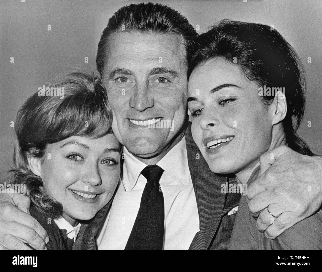 L'acteur américain Kirk Douglas posant pour une photo sur son vissit à la ville de Munich en 1960, avec l'actrice allemande Christine Kaufmann (à gauche) et Barbara Rütting (à droite), la principale actrice dans le film 'La Ville sans pitié, ' dans lequel Douglas joue en tant qu'avocats militaires de la défense, en essayant de sauver quatre soldats américains qui ont violé une jeune fille allemande, à partir de la peine de mort. Le film est basé sur le roman 'L'arrêt' par Manfred Gregor basé sur une histoire vraie. Dans le monde d'utilisation | Banque D'Images