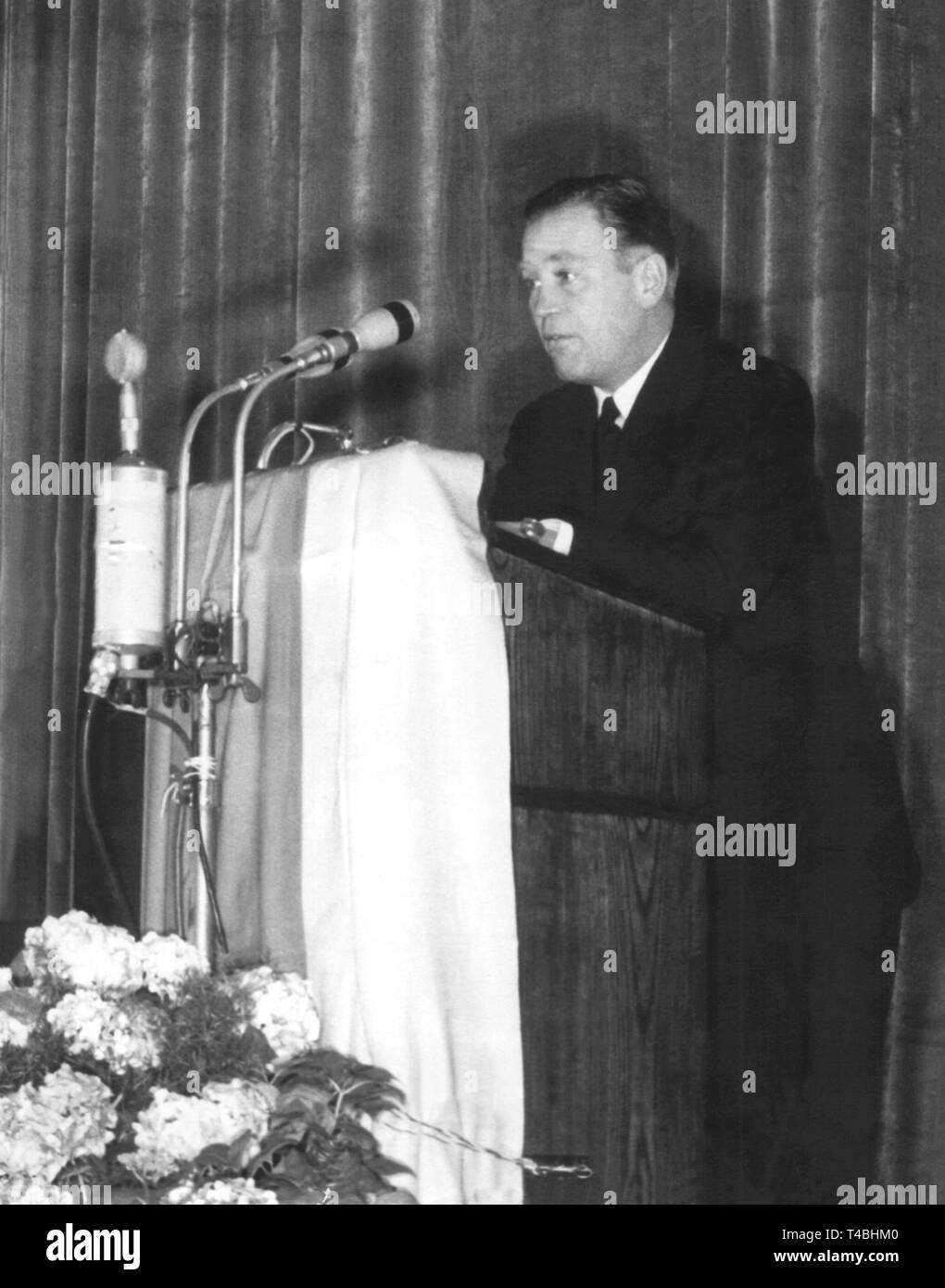 John Otto, ancien président de l'Office fédéral de la protection de la Constitution (1950-54) prend la parole à une conférence de presse à Berlin Est, RDA, 11 août 1954. John est apparu dans la RDA en juillet 1954 en vertu de circonstances non réglées, soi-disant comme réfugié politique. Encore plus surprenant qu'il est retourné à la République fédérale en décembre 1955, il a prétendu avoir été victime d'un enlèvement. Néanmoins, John a été puni pour trahison à quatre ans de prison en 1956. Dans le monde d'utilisation | Banque D'Images