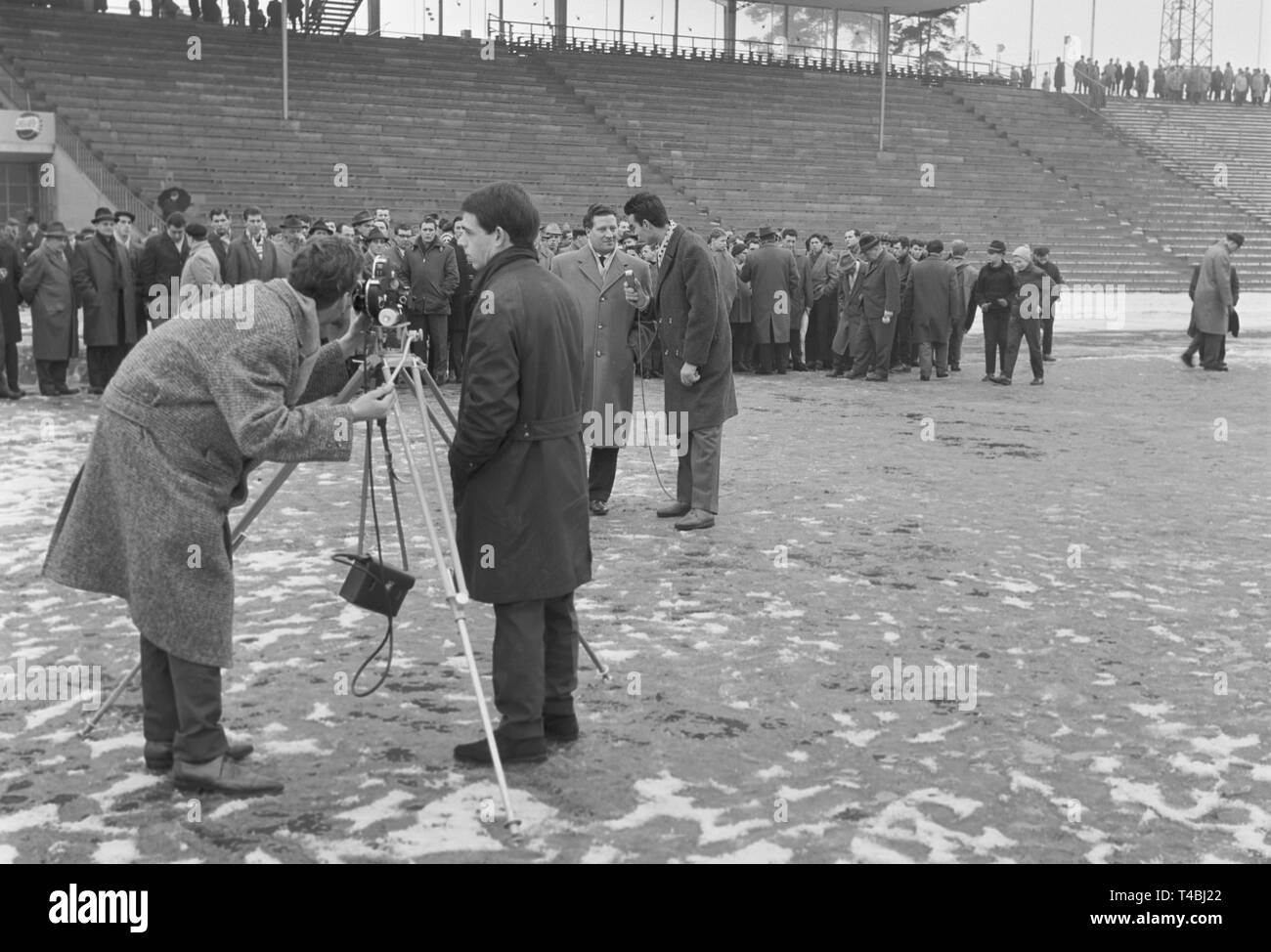 La haute tour de dégel de la neige dans de nombreux stades de football dans la boue jusqu'aux chevilles, de sorte que de nombreuses correspondances dans la République fédérale n'a pas pu avoir lieu le 05 et 06 janvier 1963. Le 05 janvier 1963, déçu les fans de football, quitter le stade de football Wildparkstadion à Karlsruhe où l'adéquation entre le KSC et Munich 1860 aurait dû avoir lieu. Dans le monde d'utilisation | Banque D'Images