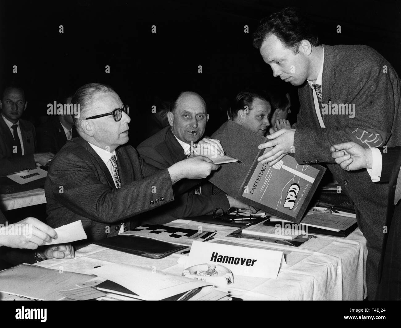 Ancien ministre de l'intérieur votes Gustav Heinemann le 22 mai 1958. Erich Ollenhauer a été élu pour président du SPD à la 8e congrès du parti SPD avec 318 votes. Dans le monde d'utilisation | Banque D'Images