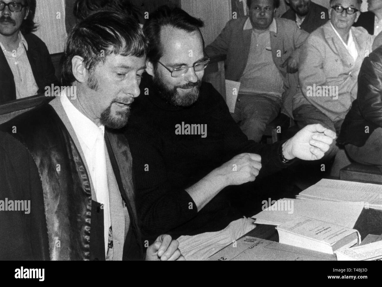 L'avocat de la défense Apo Heinrich Hannover (gauche, Brême) parler avec l'accusé Artur Sahm avant le début de l'essai dans la cour des magistrats de Burgdorf le 19 mai 1971. La procédure judiciaire est terminée par un acquittement de l'accusé. Le Baron Balte et député CDU du Bundestag Otto Freiherr von Fircks (59) de Isernhagen district (Burgdorf) voulait que le 40 ans, enseignant d'être condamnés pour diffamation. Le défendeur a engagé politiquement revendiquée dans les prospectus les démocrates-chrétiens auraient été impliqués dans des atrocités 'narcissictic pendant l'occupation de la Pologne' et je ne le Banque D'Images