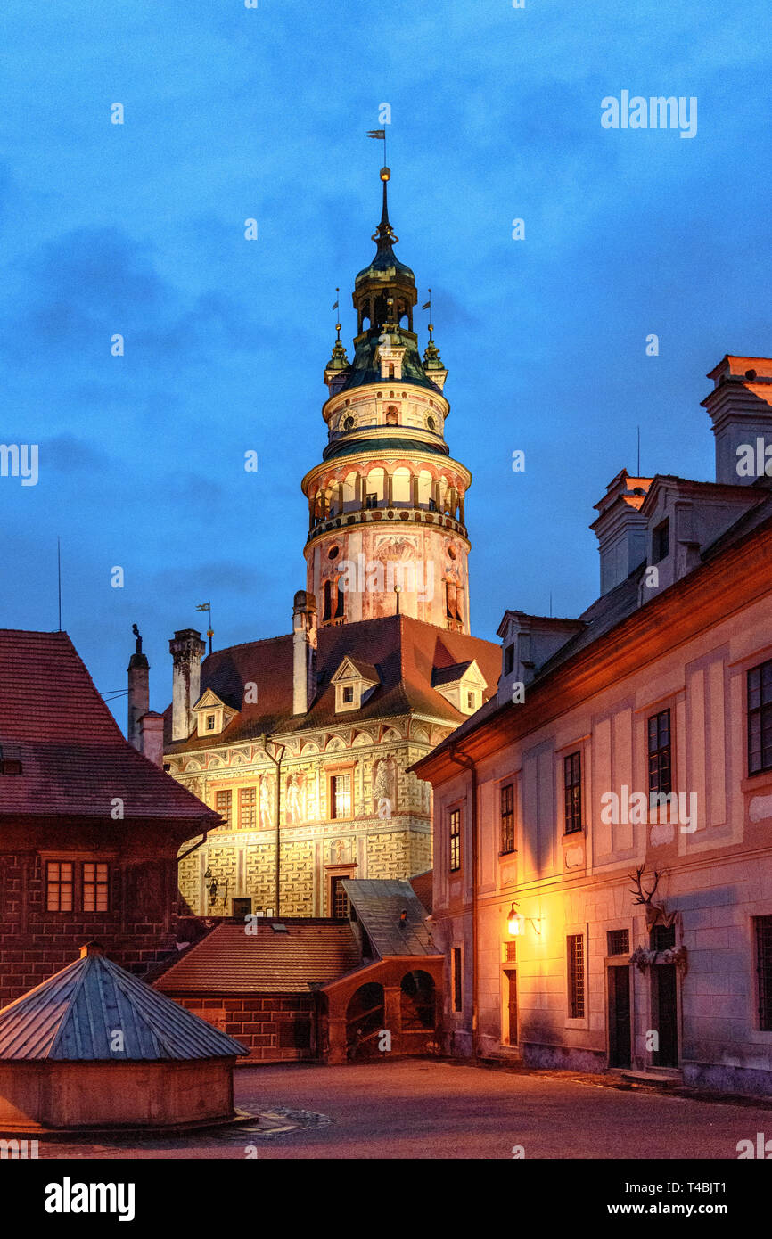 L'allumé tour baroque de Cesky Krumlov castle à heure bleue Banque D'Images