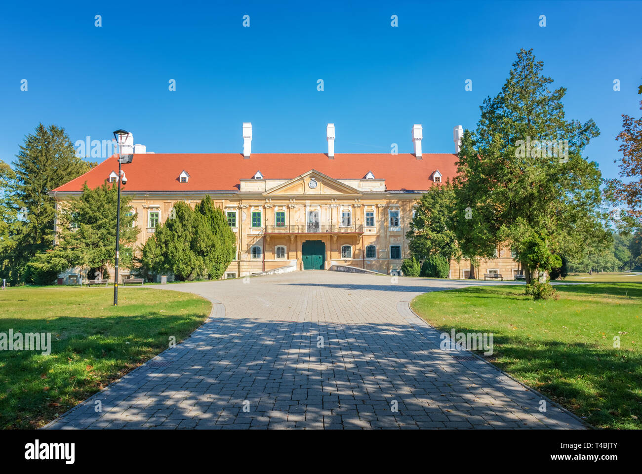 Vieux manoir abandonné dans un parc à Bratislava (Slovaquie) Banque D'Images