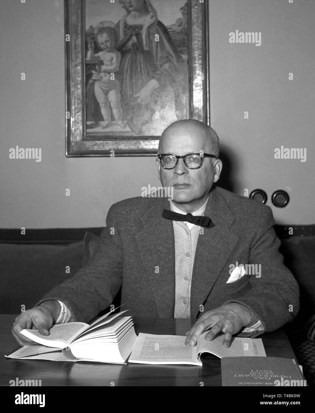 Le Professeur Dr. Ludwig Dehio historien est mort le 24 novembre en 1963.  Les photos] Ludwig Dehio dans son bureau (sans date) photo d'archive. Dans  le monde d'utilisation | Photo Stock - Alamy