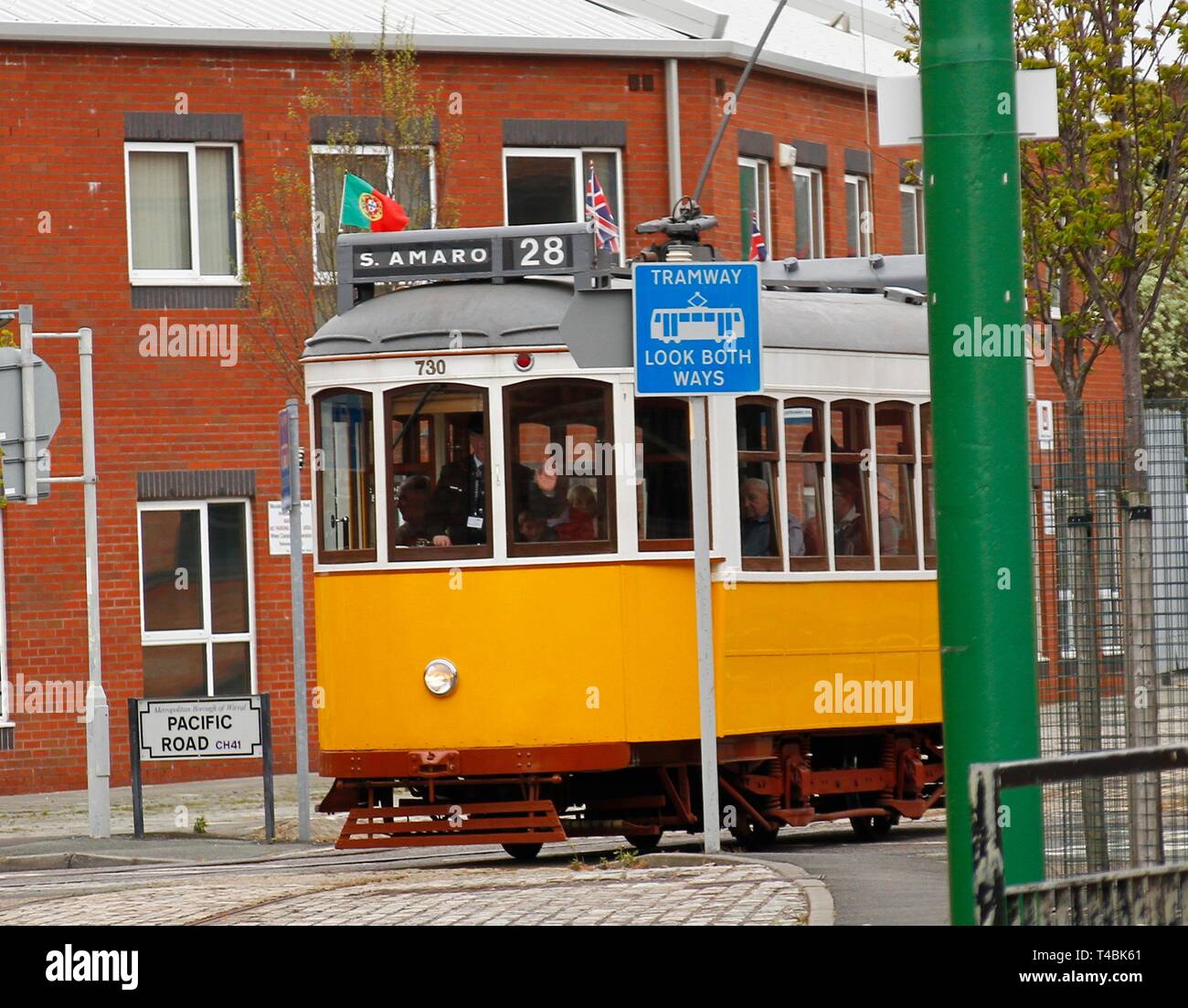 Liverpool, Royaume-Uni 12 avril 2019 un tramway Vintage prend la route de crédit Wirral Ian Fairbrother/Alamy Stock Photos Banque D'Images