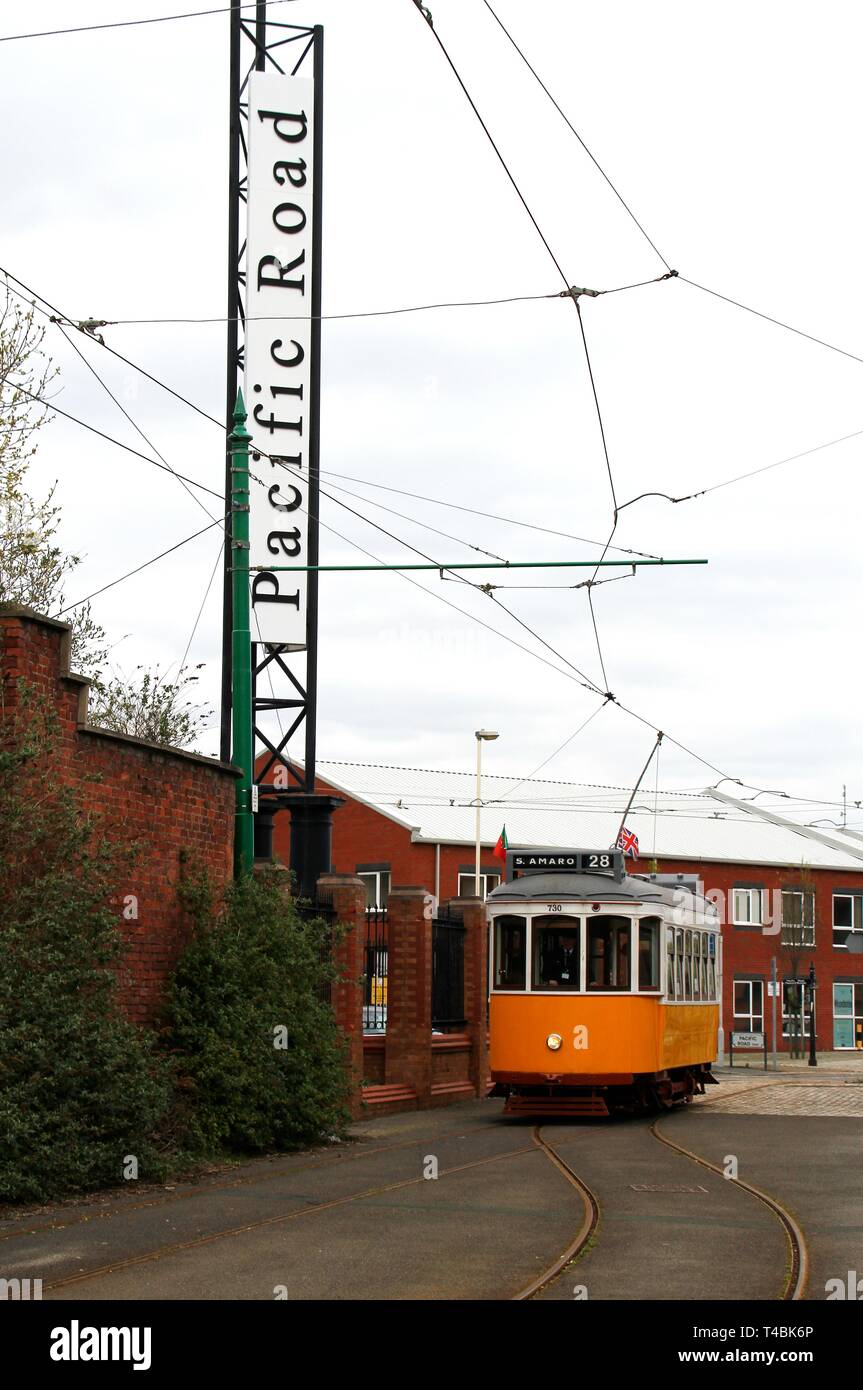Liverpool, Royaume-Uni 12 avril 2019 un tramway Vintage prend la route de crédit Wirral Ian Fairbrother/Alamy Stock Photos Banque D'Images