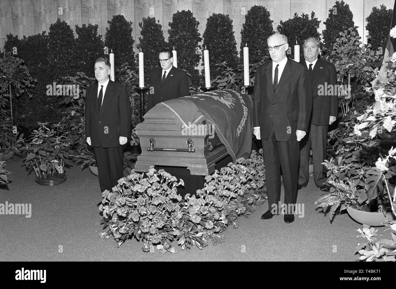 Le 18 décembre 1963, le cercueil du défunt président du SPD Erich Ollenhauer est mis sur le cercueil. La photo montre (à gauche du cercueil, à l'avant) Alfred Nau, (à l'arrière, gauche) Herbert Wehner, (à l'avant, droite) Fritz Erler et (à l'arrière, droite) Carlo Schmid tenant le premier service. Dans le monde d'utilisation | Banque D'Images