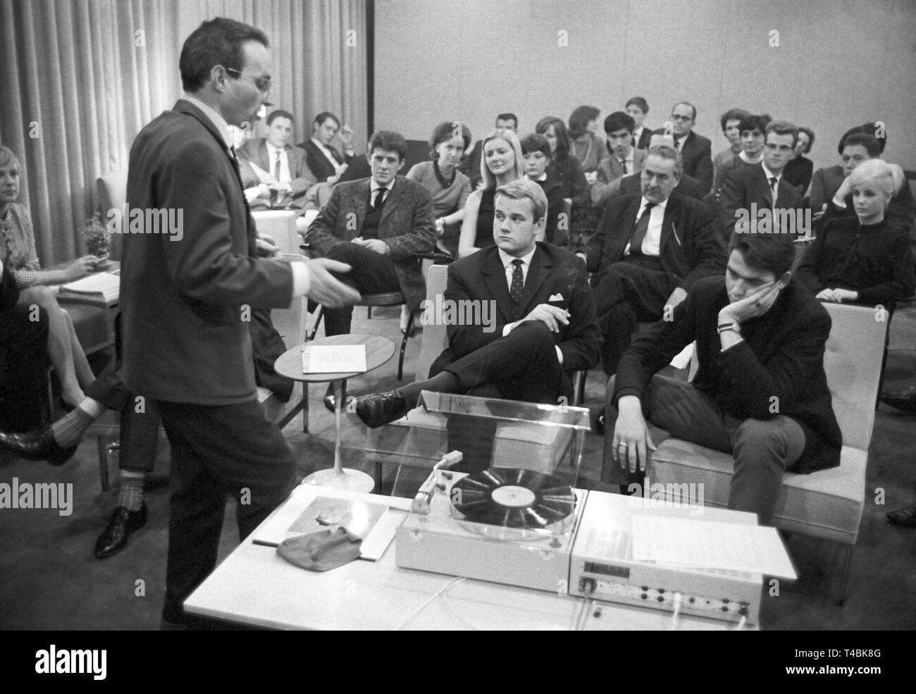 L'employé d'une entreprise de produits électriques, qui organise l'enregistrement hebdomadaire soirées de jeunes, informe son auditoire au début de l'événement le 04 décembre 1963 sur le seul morceau de musique pour le concert. Dans le monde d'utilisation | Banque D'Images