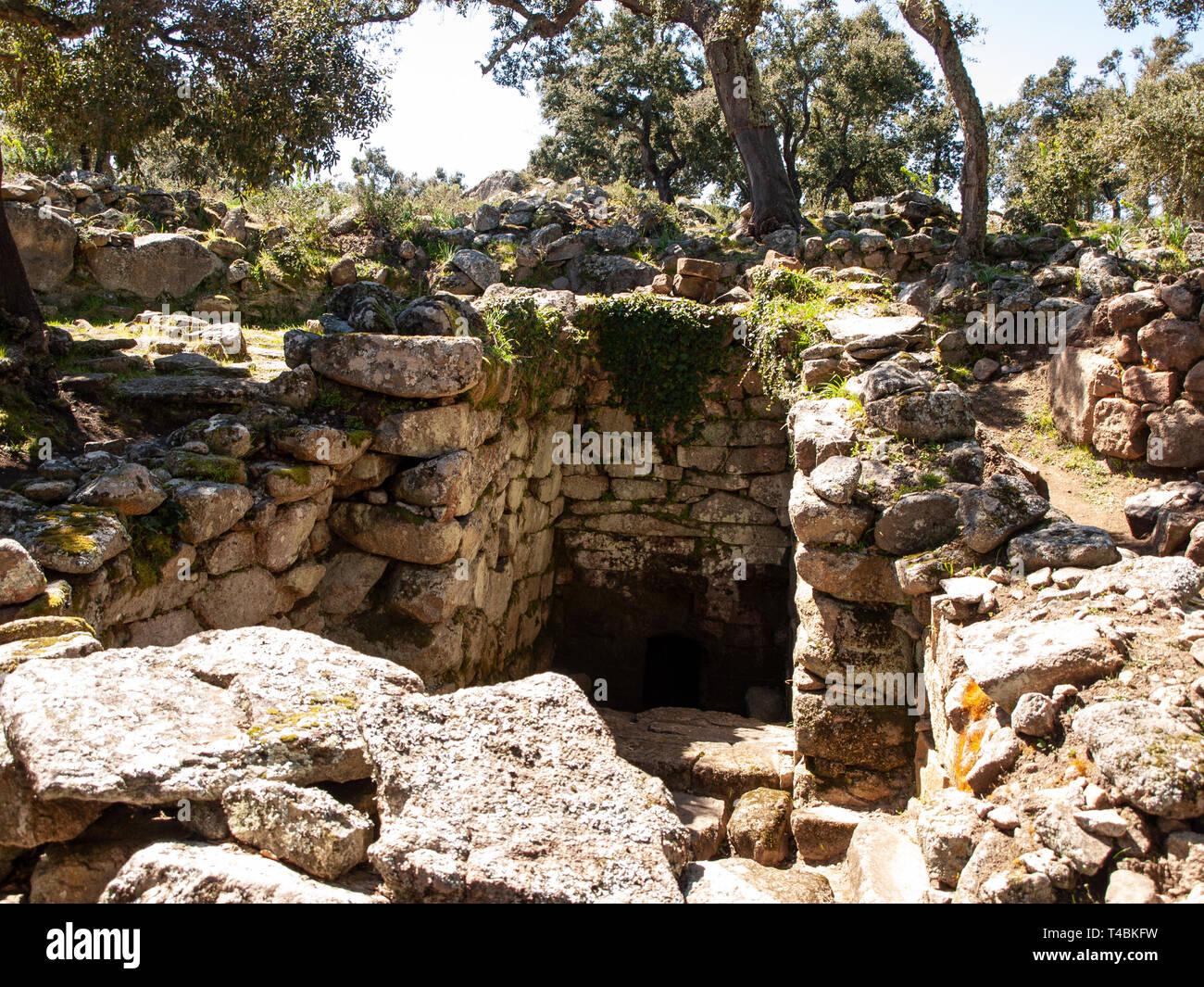 Entrée source sacrée site archéologique de Noddule dans le cercle mégalithique et grande hutte circulaire dans le nouveau site archéologique en Sardaigne , ITA Banque D'Images