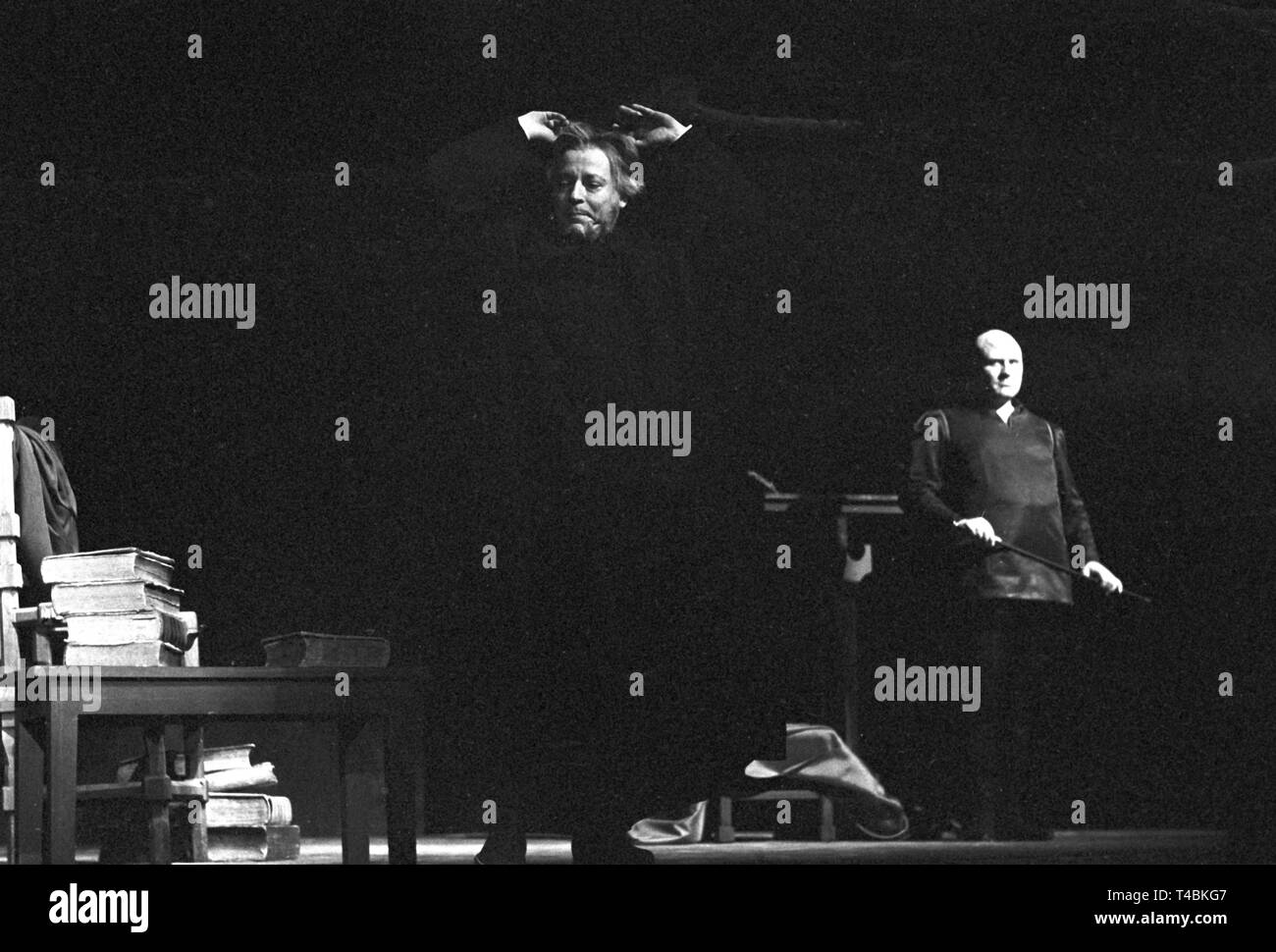 Le 14 décembre 1963, 'Faust' est réalisée pendant l'ouverture du nouveau théâtre construit (traduit comme "chauspielhaus') de Francfort. La photo montre Hans Caninenberg (L) comme Faust et Hans Dieter Zeidler comme Mephisto (R) au cours de la répétition générale le 12 décembre 1963. Dans le monde d'utilisation | Banque D'Images