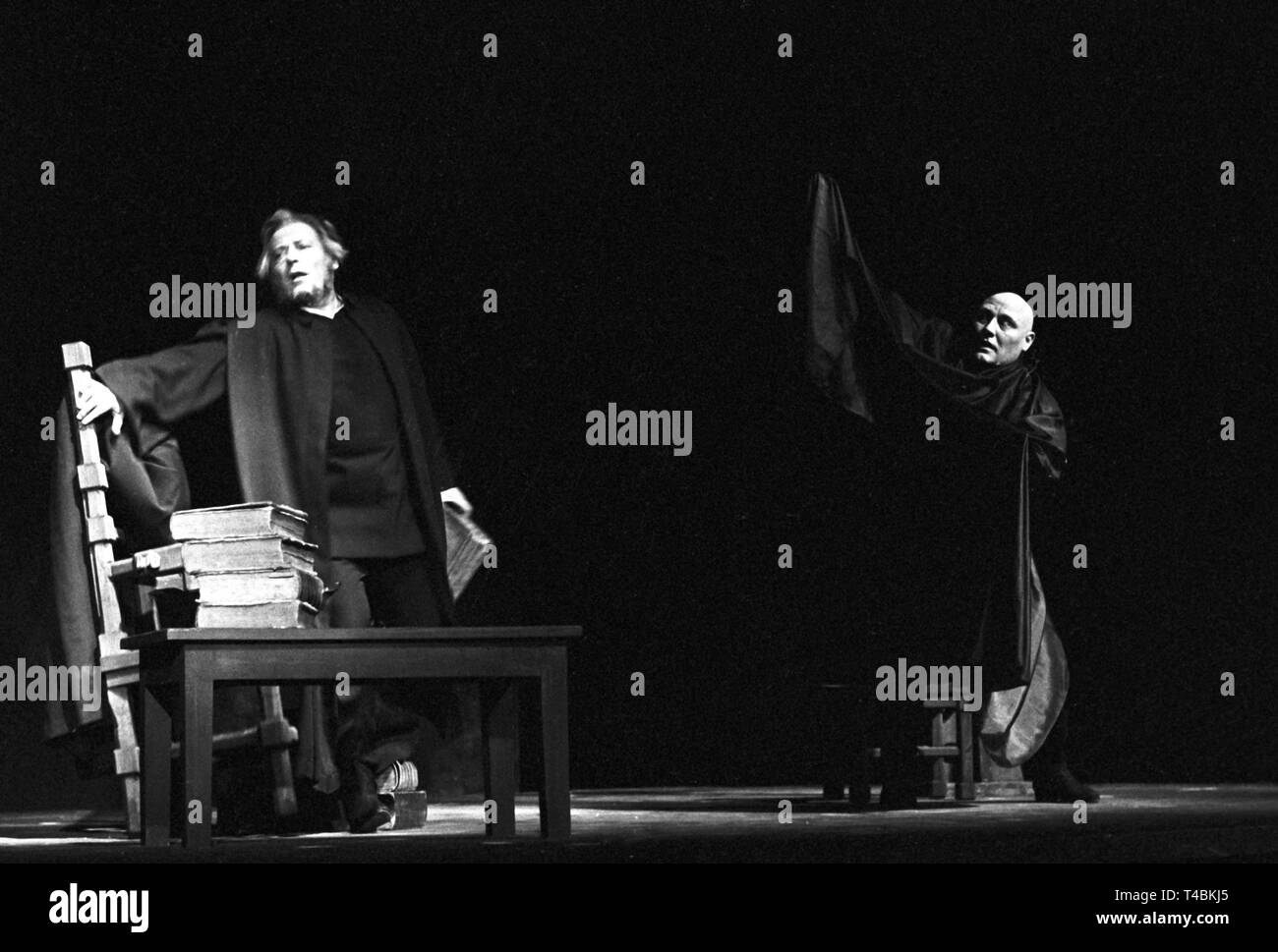 Le 14 décembre 1963, 'Faust' est réalisée pendant l'ouverture du nouveau théâtre construit (traduit comme "chauspielhaus') de Francfort. La photo montre Hans Caninenberg (L) comme Faust et Hans Dieter Zeidler comme Mephisto (R) au cours de la répétition générale le 12 décembre 1963. Dans le monde d'utilisation | Banque D'Images