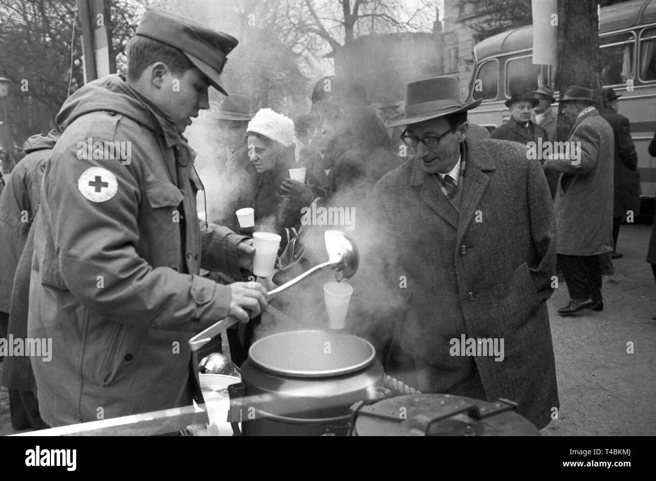 Il y avait cinq cuisines roulantes pour servir le thé chaud pour les manifestants. Le 10 décembre 1963, autour de 35.000 victimes de la guerre démontrer avec une marche silencieuse à travers la capitale fédérale Bonn contre l'attitude du gouvernement fédéral dans l'affaire de l'aide pour les victimes de guerre. Photo : Heinz Ducklau dans le monde l'utilisation de dpa | Banque D'Images