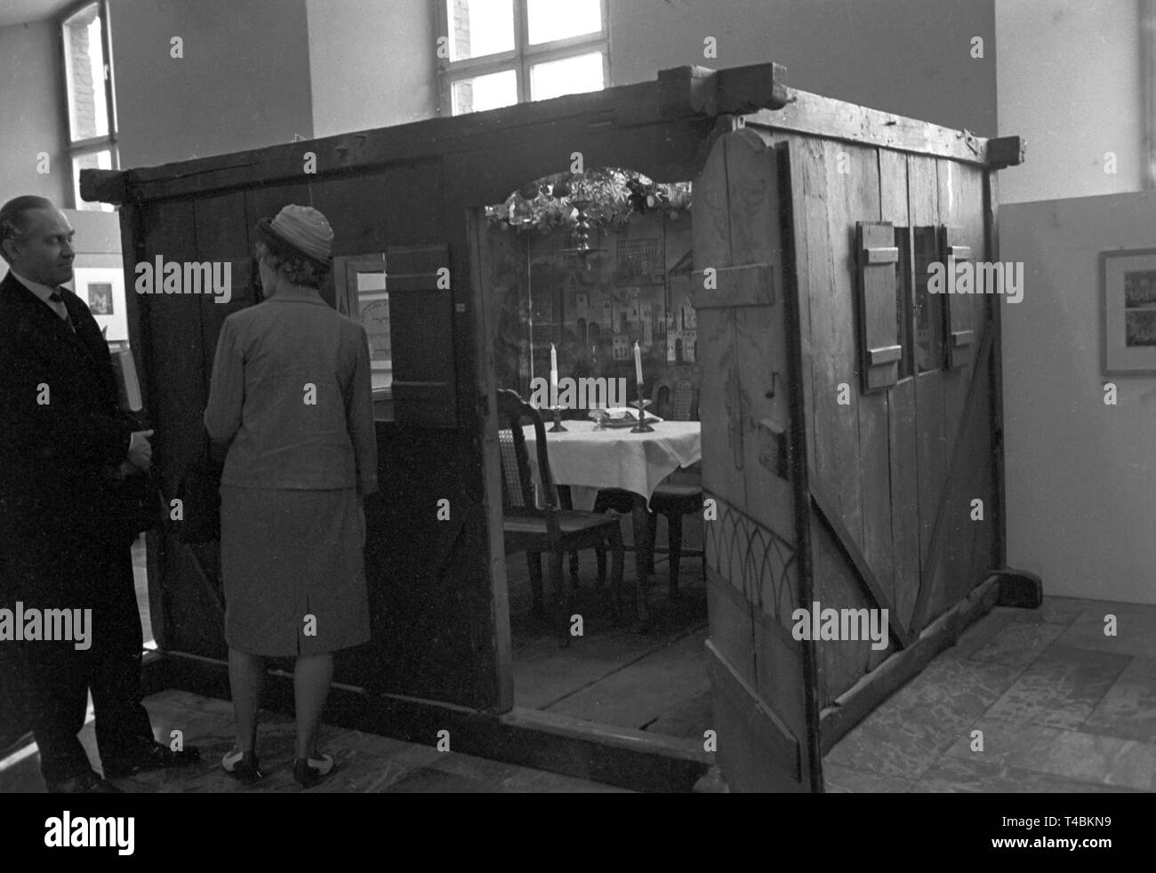 Une soukkah, une hutte, à partir de l'Allemagne du Sud, depuis le début du xixe siècle. La cabane a été amené en Suisse dans des conditions difficiles en 1937. Aujourd'hui, il est situé à Jérusalem et est l'une des plus précieuses pièces. Le 14 octobre 1963, le président du Bundestag Gerstenmaier Dr a ouvert la exposition 'Monumenta Judaica - 2000 Jahre Geschichte und Kultur der Juden am Rhein" (traduit comme 'Monumenta Judaica - 2000 ans d'histoire juive et de la culture sur le Rhin") dans le musée de la ville de Cologne. Avec 2200 pièces documentant de 15 pays, l'exposition donne un aperçu complet de l'intellect Banque D'Images