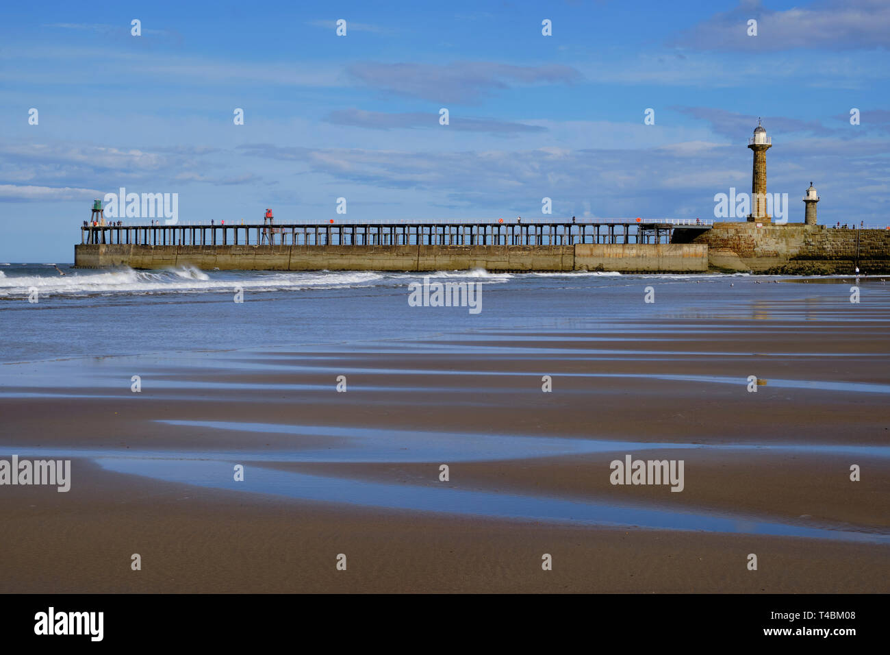 L'Angleterre, Yorkshire du Nord, Whitby. Whitby Beach et de la jetée. Banque D'Images