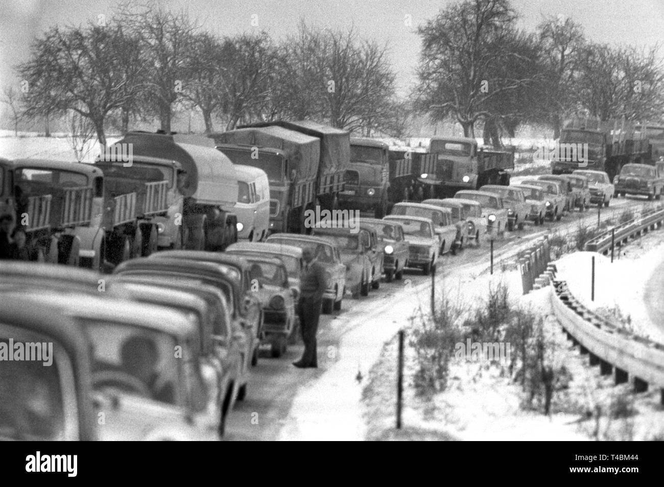 En raison de la brusque chute de neige peu avant Noël, les embouteillages se produisent sur l'autoroute entre Karlsruhe et Pforzheim (photo d'archive du 14 décembre 1963). Dans le monde d'utilisation | Banque D'Images