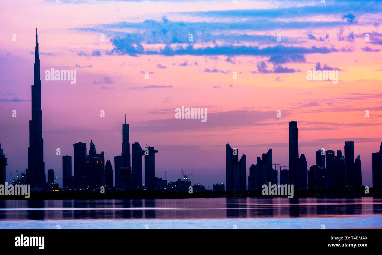 Vue imprenable sur la silhouette de la ville de Dubaï au cours d'un beau coucher  du soleil. Ciel couleur incroyable avec des nuances de rose, orange et  magenta. Dubaï Photo Stock -