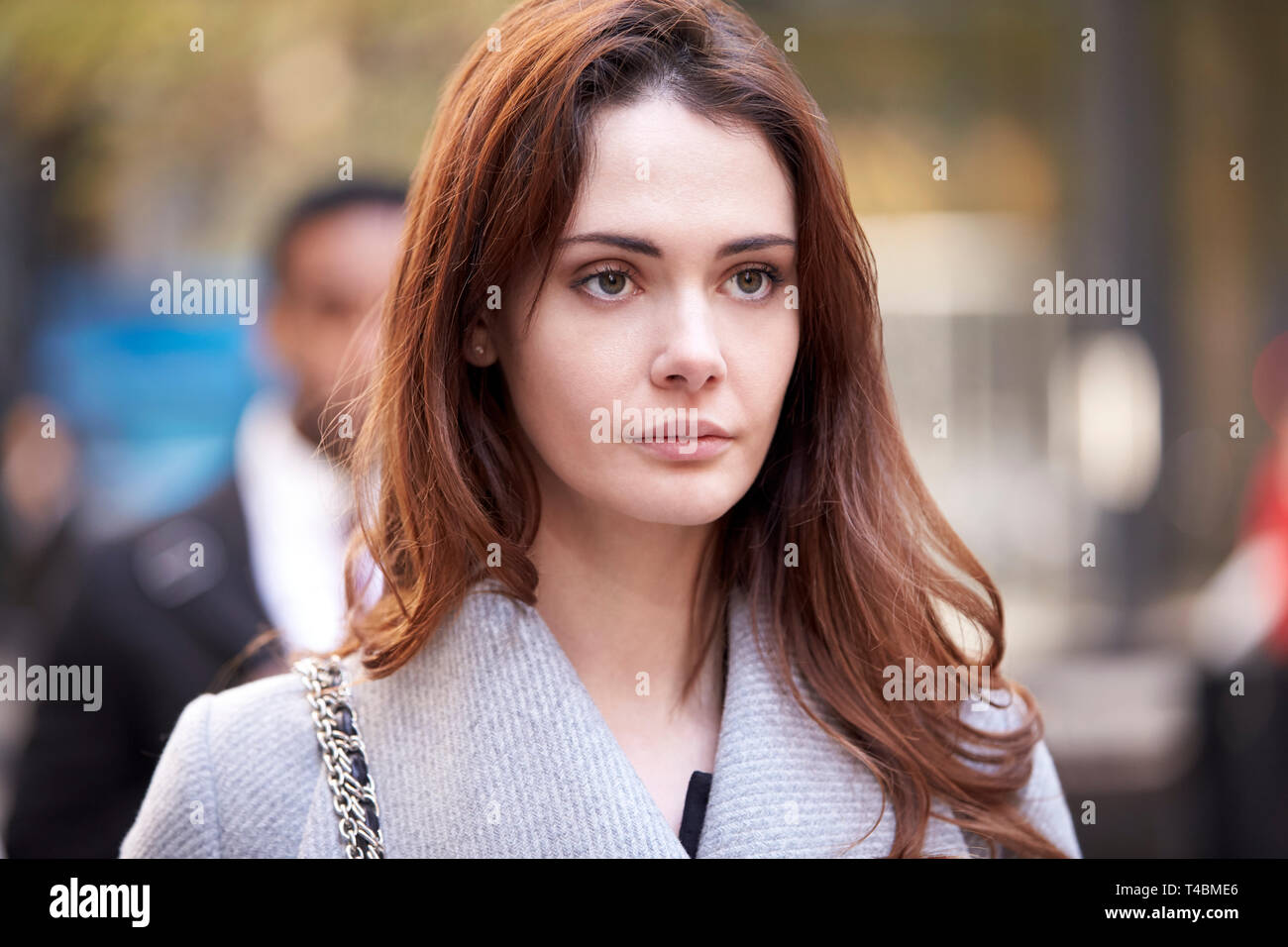 Les jeunes adultes blanc femme marche dans une rue animée de Londres, vue de face, Close up Banque D'Images