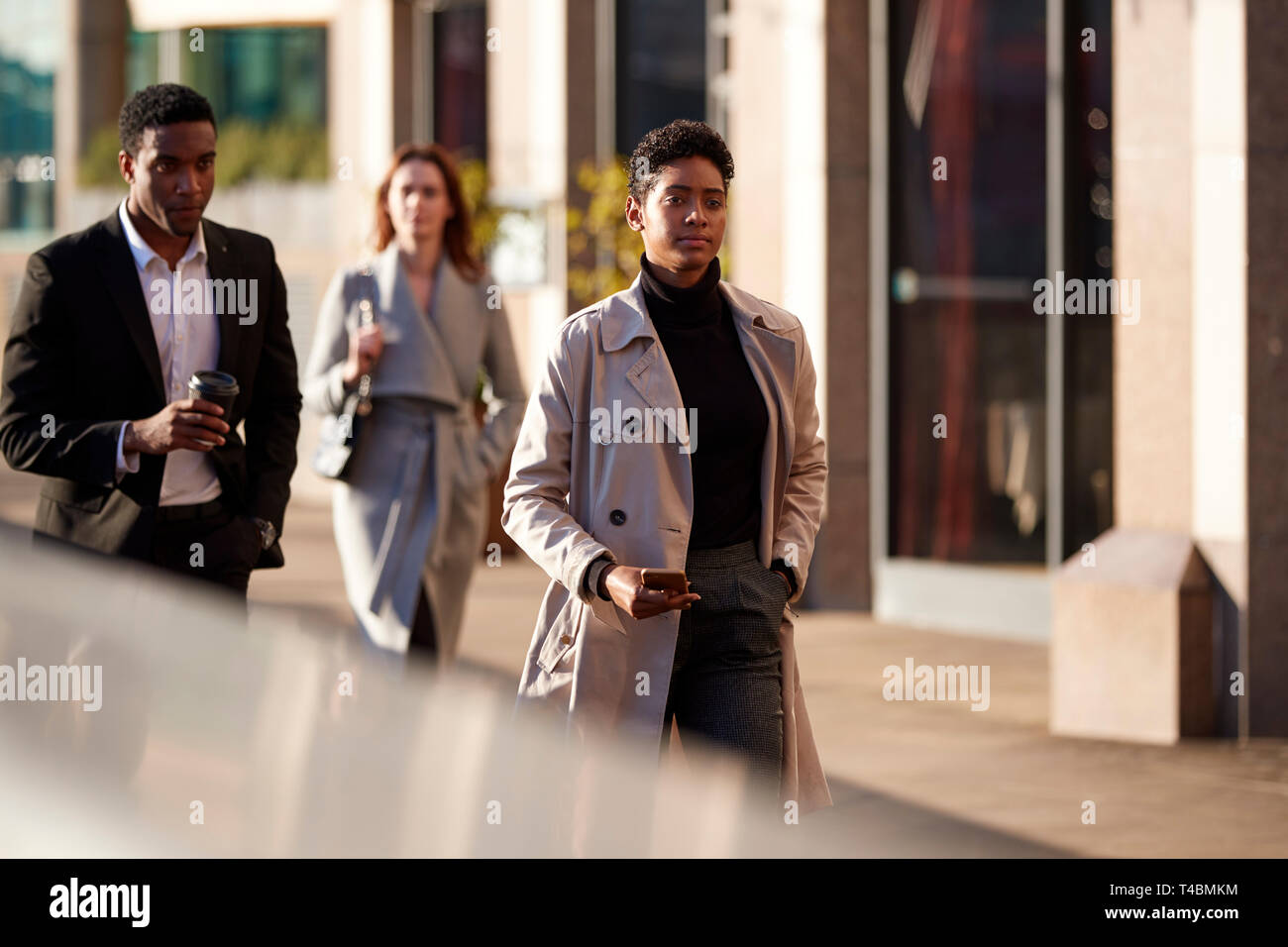 Trois travailleurs ville millénaire marchant dans une rue de Londres, selective focus Banque D'Images