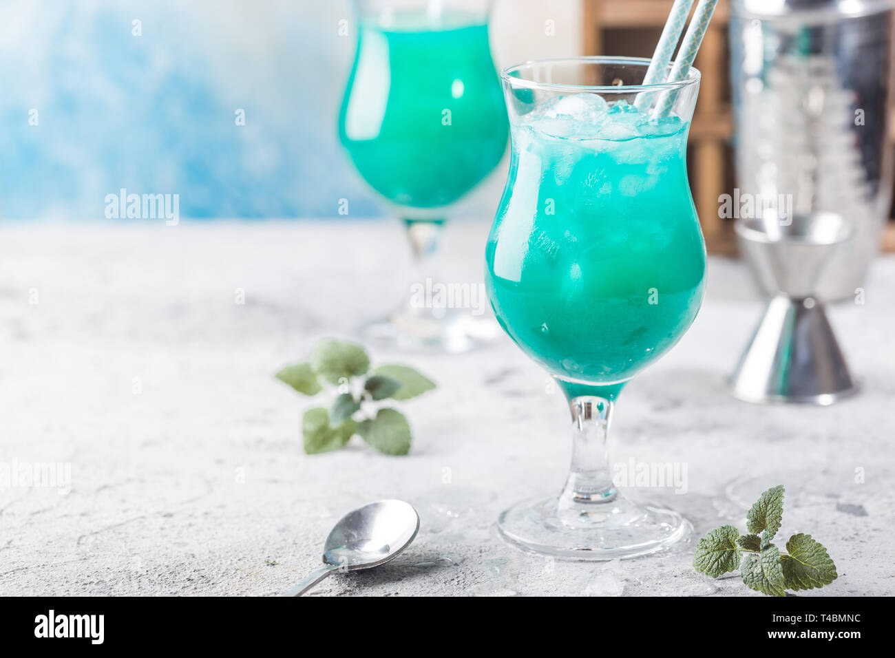Cocktail d'été colorés Blue Hawaii ou lagon bleu glacé boire de l'alcool de  menthe sur fond noir en lumière Photo Stock - Alamy