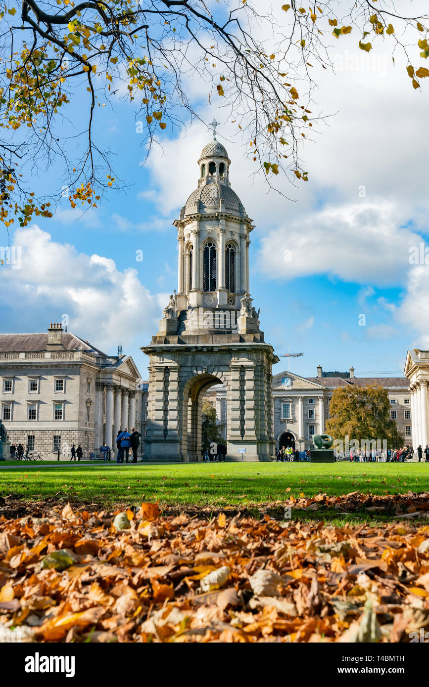 Monuments célèbres - le Campanile de Trinity College avec la couleur de l'automne à Dublin, Irlande Banque D'Images